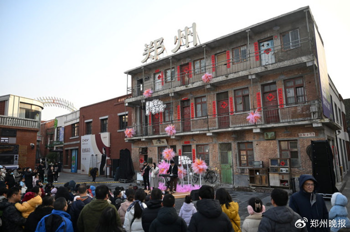 市民在郑州市管城区阜民里欣赏音乐会。新华社记者 李嘉南 摄