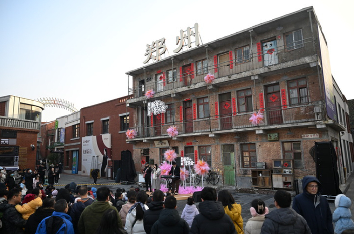 市民在郑州市管城区阜民里欣赏音乐会。新华社记者 李嘉南 摄