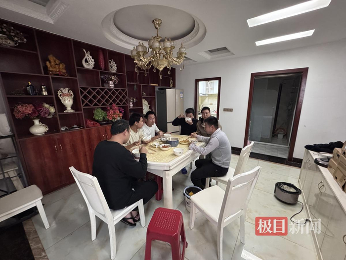 来自江西、湖北、福建等地的闪婚被骗受害人（极目新闻记者 邓波 摄）