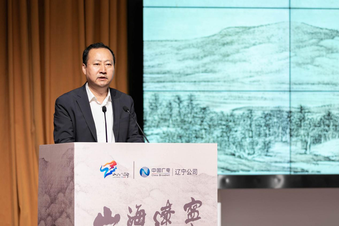 辽宁省广播电视局党组成员、副局长栗万红在致辞