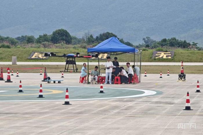 在南康低空经济产业园，学员在练习无人机飞行（央广网发  刘泽对  摄）