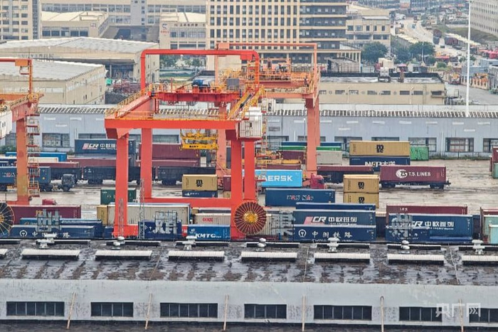 工人有序将“江西制造”的产品装车（央广网发  刘泽对  摄）