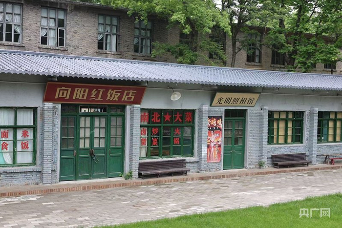 西影风雷年代影视基地富有年代感的建筑（央广网记者  陈锵  摄）