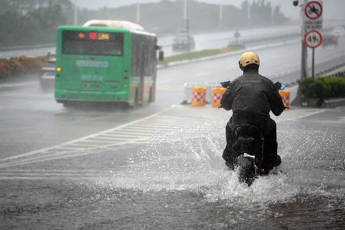 △5月15日，广东佛山多地出现暴雨大风天气。