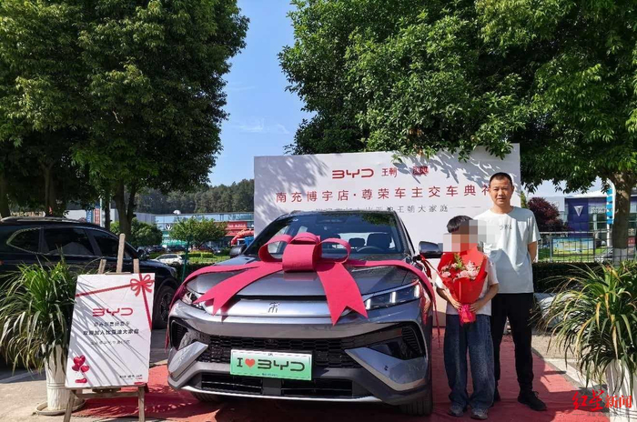▲谢先生带着儿子跟新车合影 受访者供图
