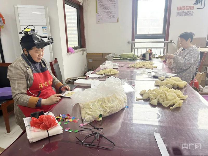 在长丰县梅冲湖社区党群服务中心共富工坊，宝妈零碎时间做手工活实现灵活就业（央广网记者 徐秋韵摄）