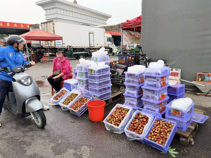 市场里售卖荔枝的摊位。新京报记者 陈琳 摄