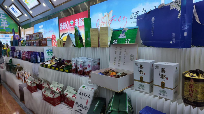 　　农畜产品在赛场周边展示。