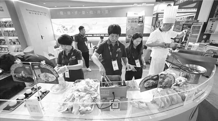         花椒餐博大会现场，参展厂商大展厨艺，吸引业内人士前来参观洽谈。 本报记者 赵敬东 摄