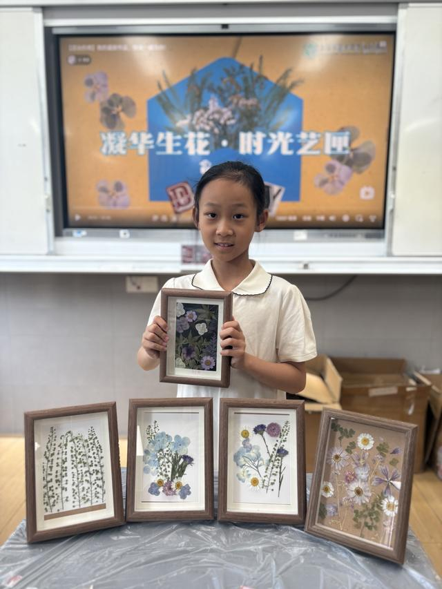 小学生在逸夫职校制作的作品。张鹏 摄