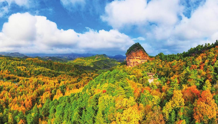 远眺麦积山