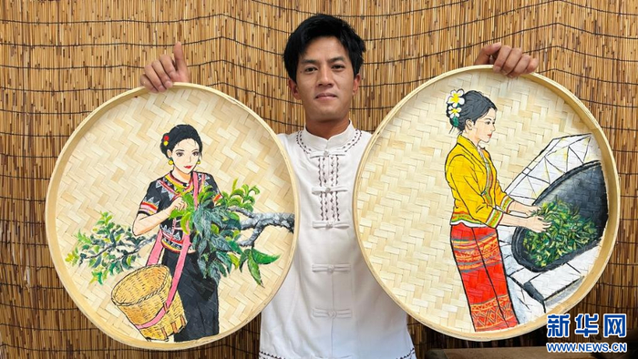 本土青年匠人董云江展示作品（资料图）。新华网发（供图）