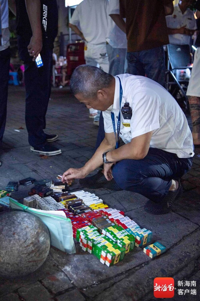 烟草稽查人员在检查涉假香烟。记者 蒙健 摄