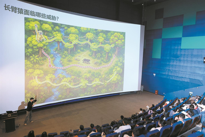 青少年和市民在中国科学院昆明动物研究所聆听科普讲座。本组图片记者杨艳辉摄