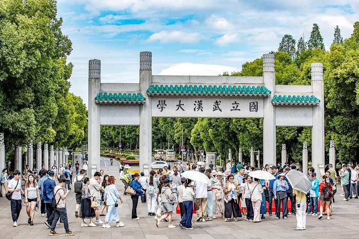 5月16日，武汉大学校园在开放后的首个周末迎来众多游客参观游览。 图/视觉中国