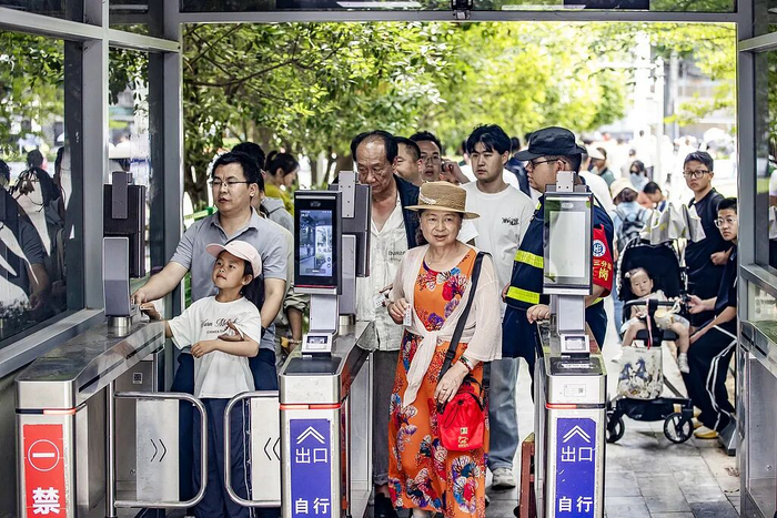 5月16日，武汉大学校园在开放后的首个周末迎来众多游客参观游览。 图/视觉中国