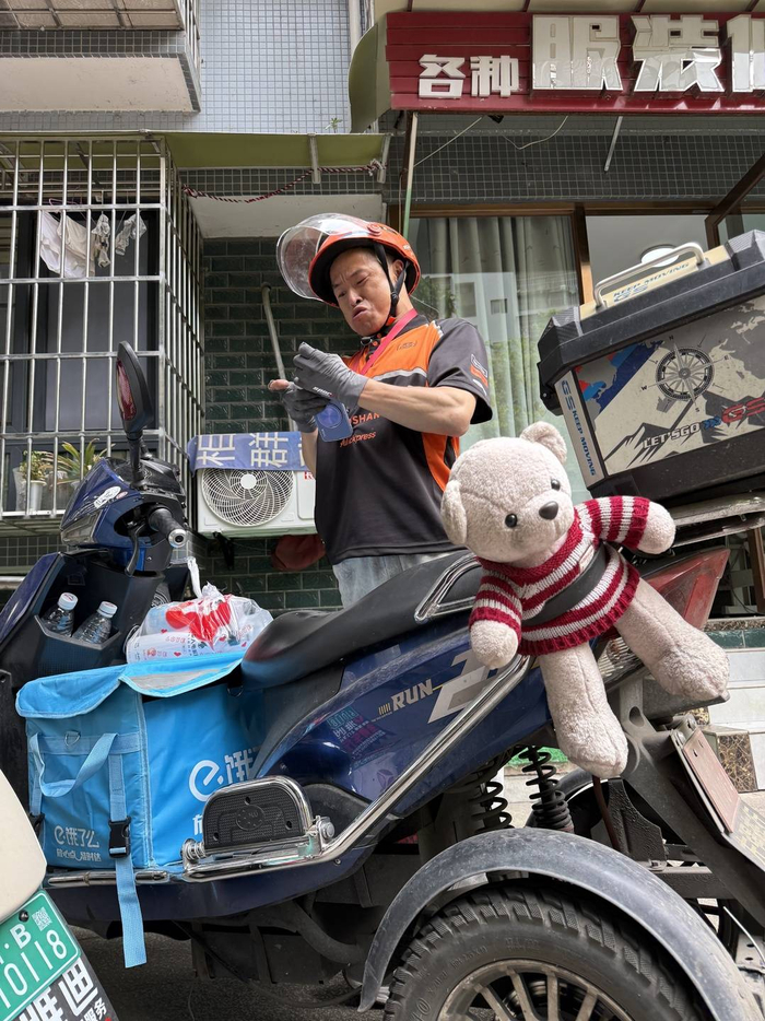 图：熊天宇和他车上的小熊玩偶