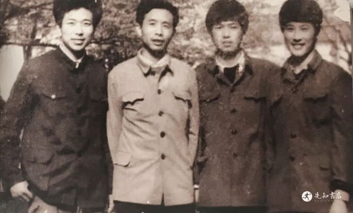 ▲“最接近诺奖的华人经济学家”杨小凯（左二）平反后在武汉大学