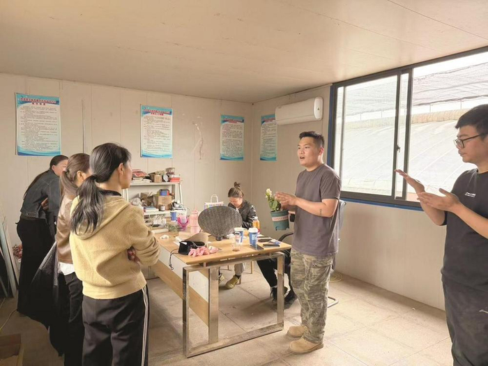        赵延禹在直播间向学员传授多肉养护与直播技巧。   受访者供图    