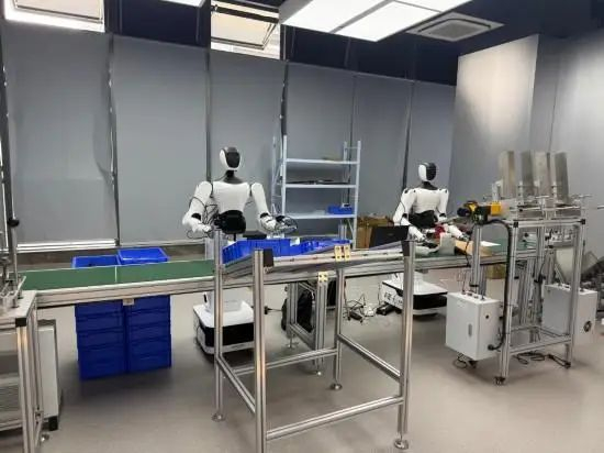 国家人工智能应用中试基地展厅里，机器人在1:1复刻的PC工厂生产线上作业（图源：新华社）