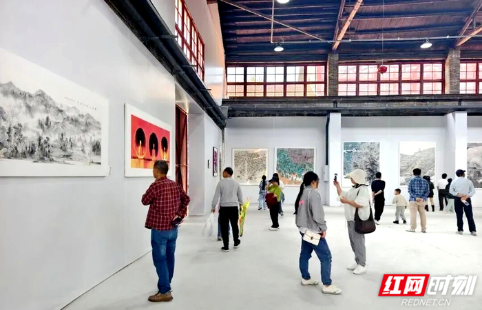 湘见·建湘工业文化园的“相见墨章——当代绘画艺术作品展”。（摄影/朱南雁）
