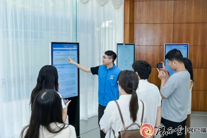 技术经理人给企业代表演示“桂科智·广西科技成果转化大模型”操作。广西云-广西日报记者 李新雄 摄