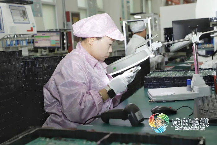 咸阳高盛达光电技术有限公司生产车间内，工作人员正在进行FQC抽检。咸阳融媒全媒体记者 谢祯 摄