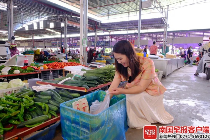 记者在无人摊点购买蔬菜。