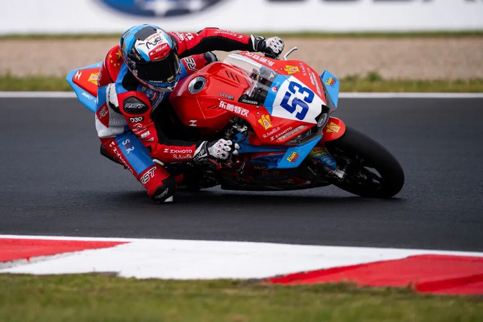 5月16日，瓦伦丁·德比斯驾驶53号赛车在比赛中。