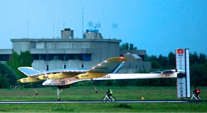 图 | Solar Impulse 1 降落在布鲁塞尔机场（来源：Wikipedia）