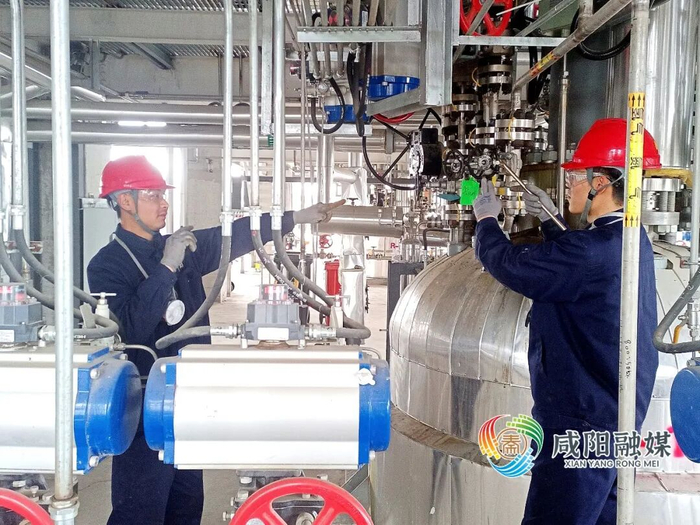 彬州凯泰新材料有限公司生产车间内，工人正在进行加氢作业。咸阳融媒全媒体记者 张洋 摄（资料图）
