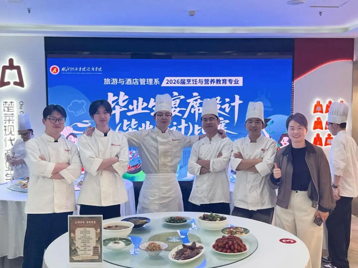 参赛学生与辅导员合影