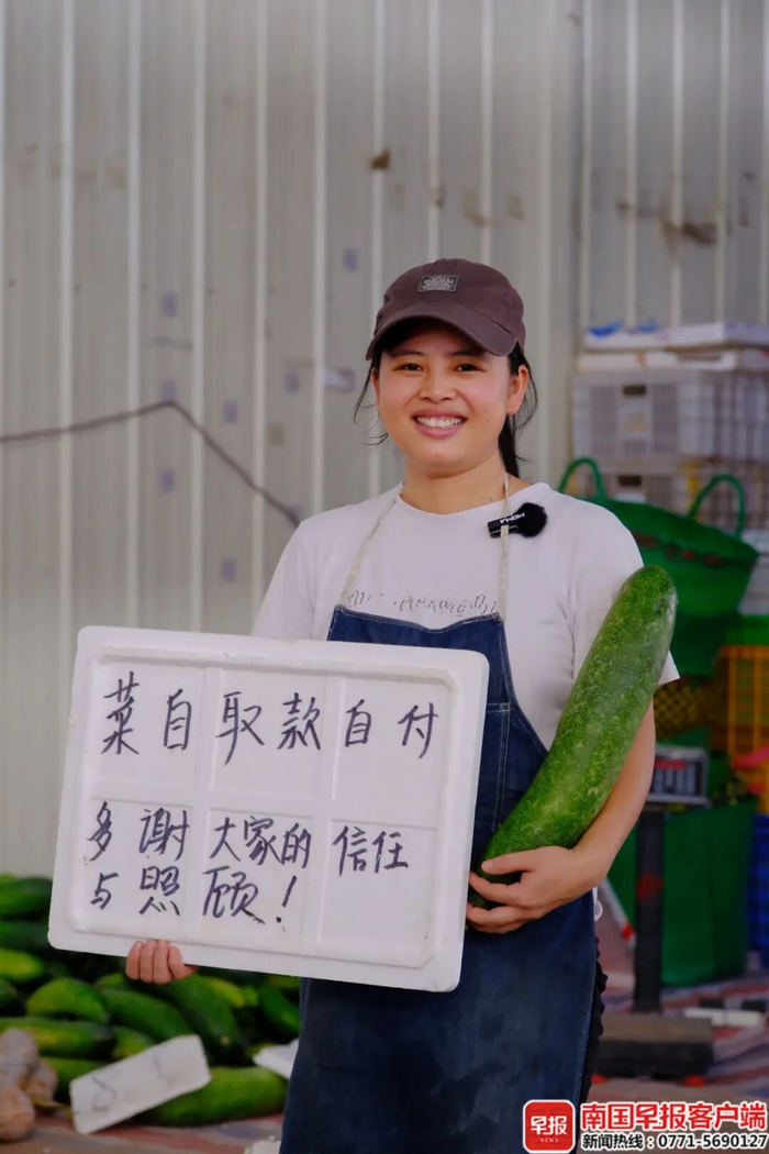 卢利银写下的牌子。