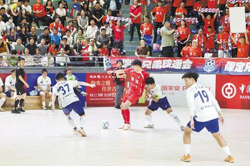    5月16日，“河北五超”揭幕战保定队与秦皇岛队比赛现场。曹云鹏摄