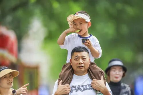 市民轻薄夏装出门。苏巧将 摄