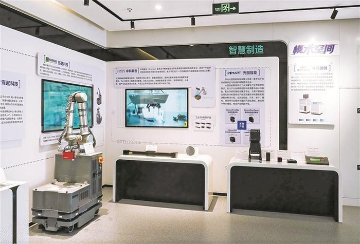     江苏苏州国际科技园OPC社区模术空间展示的“AI+制造”项目（资料图片）。新华社发