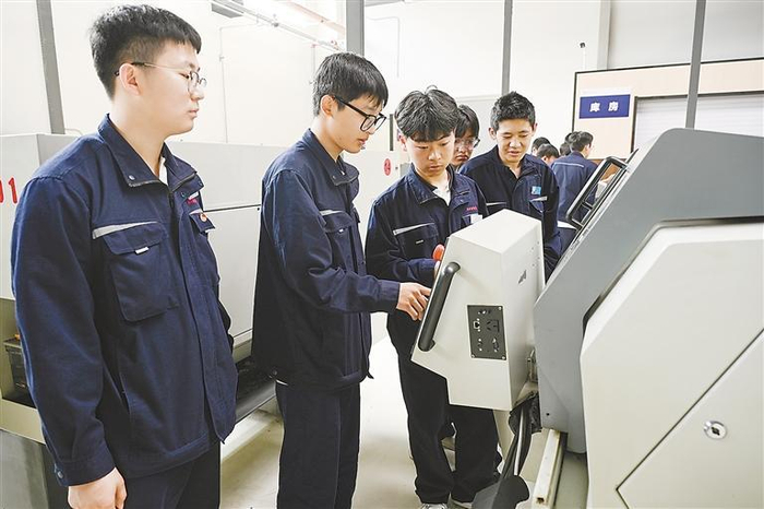     图为廊坊技师学院学生在百斯图工具制造有限公司应用中心进行实训。    本报记者 刘向 摄