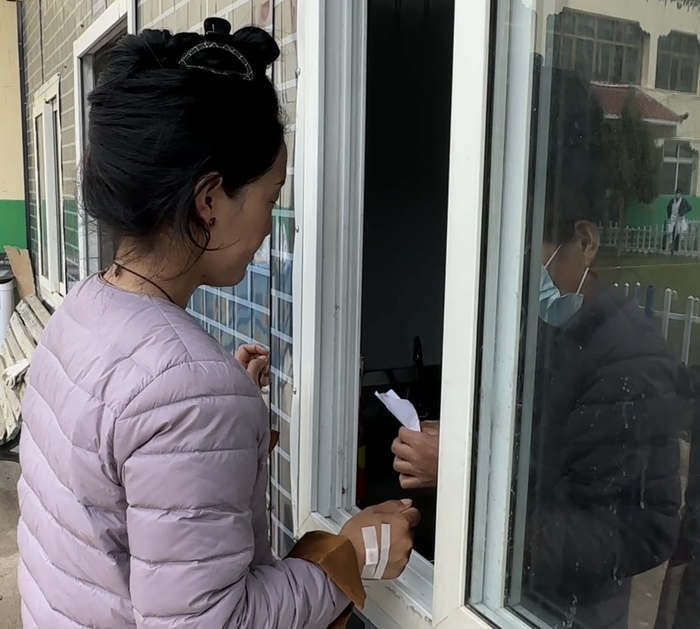 图为等待取餐的患者。