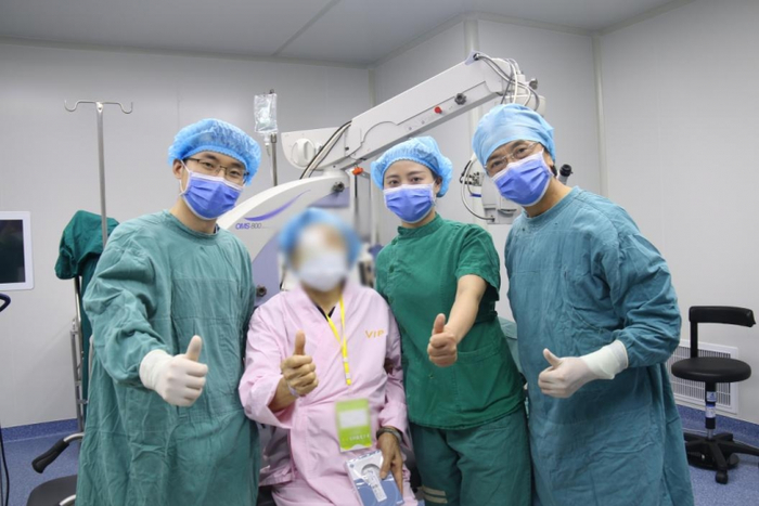 （白内障患者术后与陈茂盛教授<右一>合影）