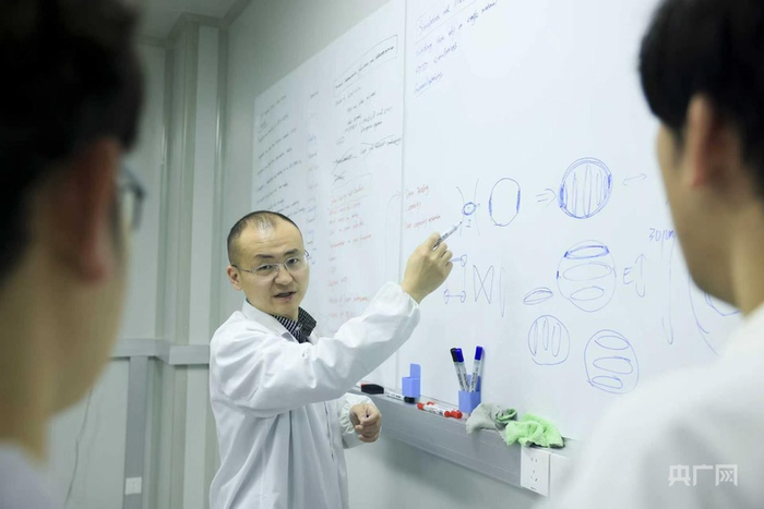 张静宇与团队成员进行技术交流（央广网发  受访者供图）
