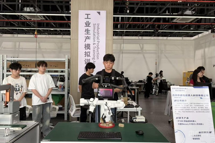 创新中心内工业生产模拟训练场景（央广网记者  顾炀威  摄）