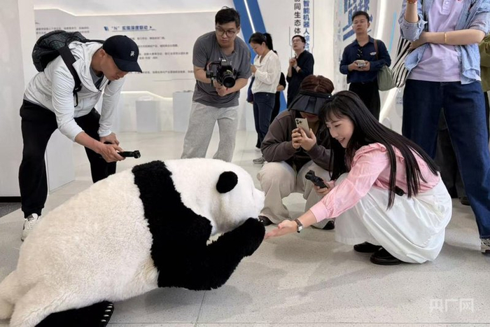 采访团走进苏州市具身智能机器人综合创新中心（央广网记者  顾炀威  摄）