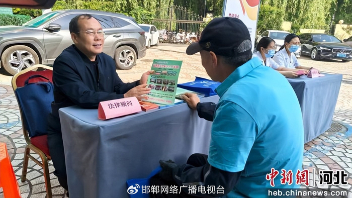 图为工作人员为残疾群众提供政策宣讲、就业咨询等服务。 刘飞虎 摄