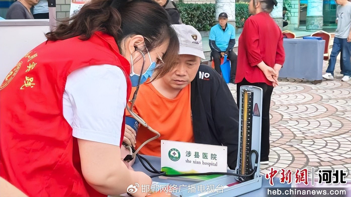图为工作人员为残疾群众提供健康义诊服务。 刘飞虎 摄
