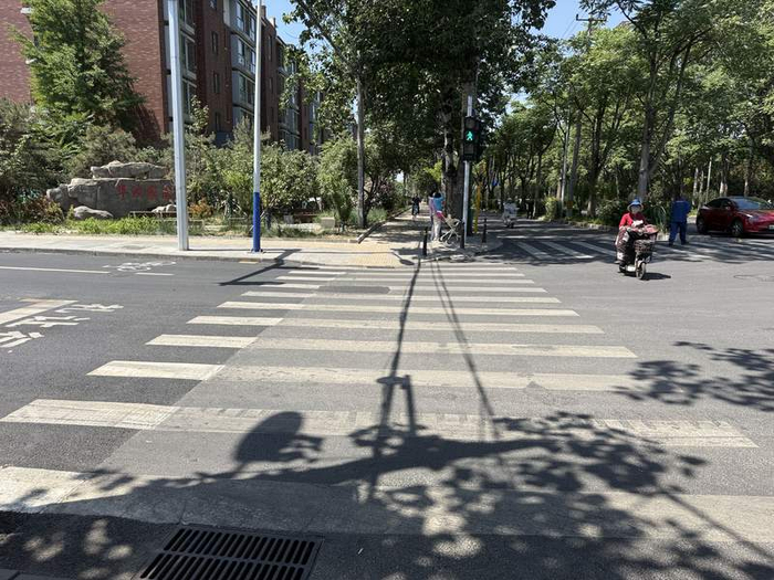 建四路与建材城东路交叉口，斑马线也只新划了四分之一。新京报记者 田杰雄 摄
