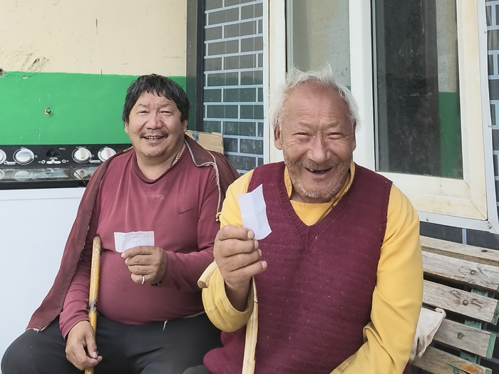 图为准备就餐的患者。