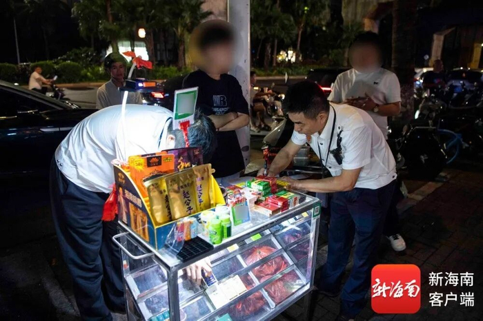烟草稽查人员对销售涉假香烟的摊贩予以查处。记者 蒙健 摄