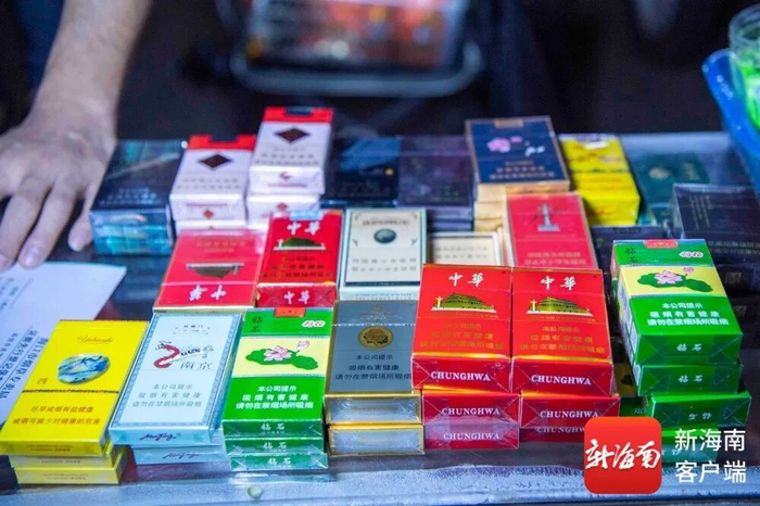 流动摊位上的涉假香烟。记者 蒙健 摄