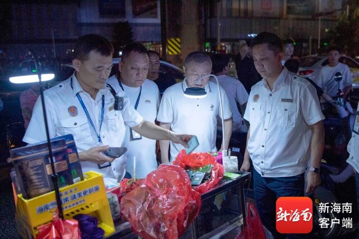烟草稽查人员对销售涉假香烟的摊贩予以查处。记者 蒙健 摄