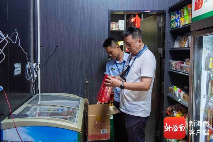 执法人员检查一家无证售烟便利店。记者 蒙健 摄